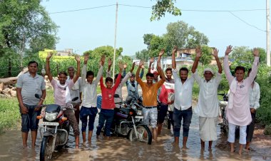 सकट से जैस्या की ढाणी मेगा हाईवे को जोड़ने वाले क्षतिग्रस्त सड़क मार्ग पर जलभराव, ग्रामीणों ने किया प्रदर्शन