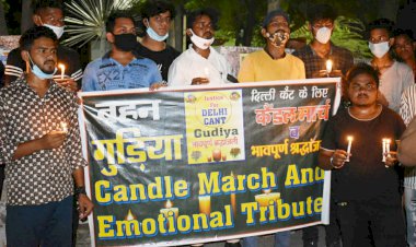 दिल्ली में 9 वर्षीय बालिका के साथ हुए दुष्कर्म मामले पर विरोध जताते हुए राजगढ़ कस्बे में निकाला कैंडल मार्च