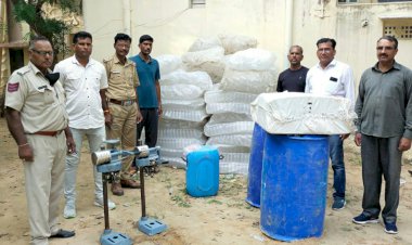 स्प्रिट से नकली शराब बनाने की फैक्ट्री पर छापा मार बरामद की सामग्री, आरोपी फरार