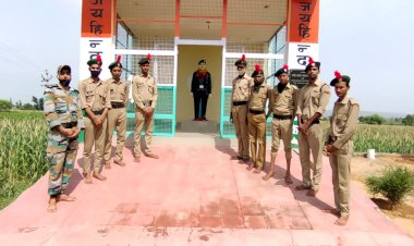 एनसीसी के छात्रों ने शहीद देशराज यादव की प्रतिमा के समक्ष व आसपास की साफ सफाई
