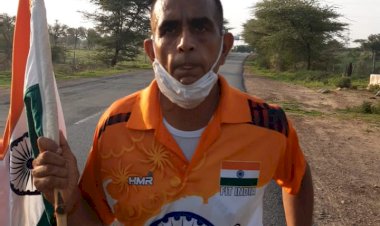 हाथ मे तिरंगा और सिर पर फुटबॉल रखकर शहीदों को देंगे श्रद्धांजलि