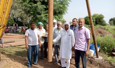 ग्रामपंचायत करनिकोट के नयागांव में एफएफसी के तहत बोरिंग का विधि विधान से भूमि पूजन कर किया शुभारंभ