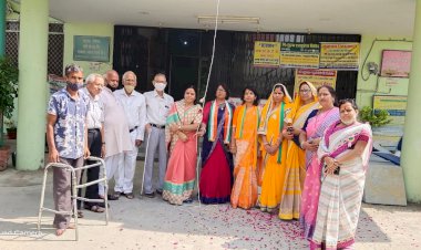 वृक्षारोपण कर अपना घर वृद्धाश्रम में किया झंडारोहण