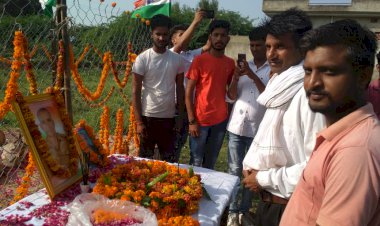 मणकसास में स्वतंत्रता दिवस पर शहीद का ग्रामीणों ने पुष्प अर्पित कर किया सम्मान