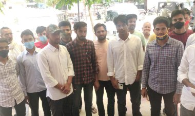 कॉलेज में मनमानी फीस वसूलने को लेकर एसडीएम को सौपा ज्ञापन