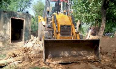 गुड़ाढहर में ग्रामीणों की सहमति से कुतकपुरा में जेसीबी चलाकर निकाला रास्ता