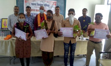 भारत विकास परिषद  आज़ाद शाखा ने गुरुओं और छात्रों का सम्मान कर किया वृक्षारोपण