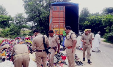 कपड़ों से भरे ट्रक में लगी आग,  दो दमकलो ने पाया काबू, सीओ दातागंज मौके पर पहुँचे