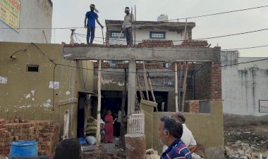 अवैध निर्माण करने पर नगर पालिका प्रशासन की कार्यवाही