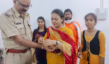 अंतरराष्ट्रीय हिन्दू परिषद की ओजस्विनी की बहनों ने पुलिस कर्मियों को बांधी राखी, लिया देश सेवा और जनसुरक्षा का संकल्प