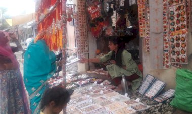रंग बिरंगी राखियों से सजने लगीं दुकानें