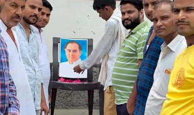कांग्रेसी कार्यकर्ताओं ने मनाई पूर्व प्रधानमंत्री राजीव गांधी की जयंती