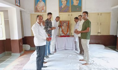 ब्लॉक कांग्रेस कार्यालय पर स्वर्गीय राजीव गांधी की 77वीं जयंती मनाई