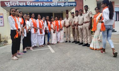 दुर्गा वाहिनी संगठन की महिलाओं ने पुलिस कर्मियों को बांधी राखी