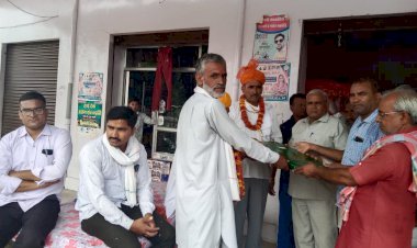जुगलाल के भूमि अभिलेख बनने पर चंवरा में पूर्व सरपंच ने किया स्वागत