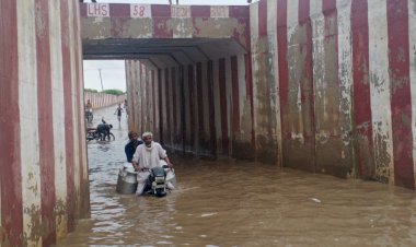 रेलवे अंडर पास में भरा पानी, वाहन चालको व राहगीरों को हो रही परेशानी