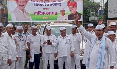 लोकतंत्र बचाओ तिरंगा यात्रा रैली में शामिल हुए अलवर के सेवादल कांग्रेस कार्यकर्ता