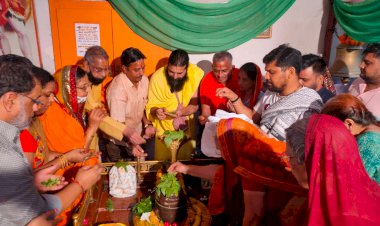 नव ग्रह के शांति के लिए नो पत्तों वाले विल्व पत्रों से भगवान शिव का किया रुद्राभिषेक