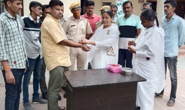 पुलिस जवानों को राखियां बांध कराया मुँह मीठा