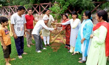 खत्री कॉलोनी पार्क में क्षेत्रवासियों ने किया पौधारोपण, रखरखाव की ली शपथ