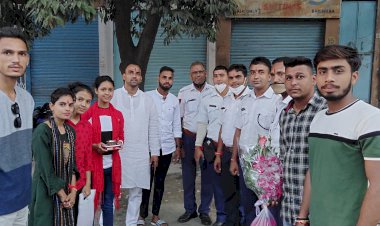 एनएसयूआई ने पुलिसकर्मियों को बांधा  रक्षासूत्र