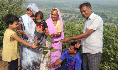 पौत्र के जन्मदिन पर किया पौधारोपण