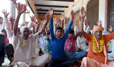 आंदोलनकारी ग्रामीण महिलाओं ने भगवान बद्रीनाथ को रक्षा सूत्र बांधकर दोनों पर्वतों के संरक्षण की मांगी मनोती