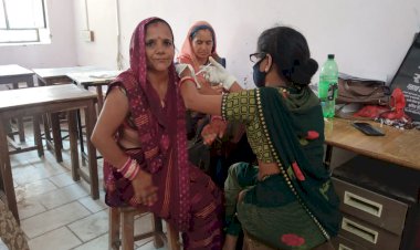 बाघोली में मेडिकल टीम की व्यवस्था सही ढंग से नहीं रहने पर गांव के लोगों को टीकाकरण केंद्र पर करना पड़ा घंटों इंतजार