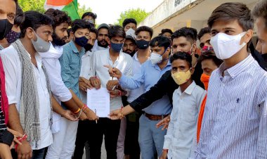 फीस माफी को लेकर छात्रों ने रैली निकाल मुख्यमंत्री के नाम सौंपा ज्ञापन