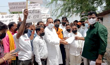 सरकार की योजनाओं के विपरीत काम करने पर पालिकाध्यक्ष व पार्षदों ने किया विरोध प्रदर्शन