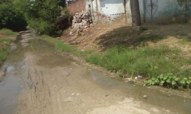 जोखावास जैनपुर के सडक पर जमा गंदा पानी –कीचड़, ग्रामीण हो रहे परेशान