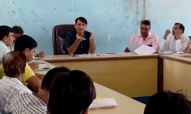 बीडीओ ने ली ग्राम विकास अधिकारीयाे की समीक्षा बैठक