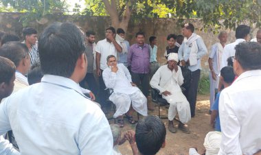 अज्ञात लोगों ने स्कूल के वाहनों में लगाई आग, ग्रामीणों ने की दोषियों की गिरफ्तारी की मांग