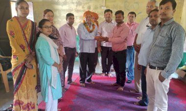 व्याख्याता पद से पदोन्नति पश्चात प्रधानाचार्य बनने पर विधालय स्टाफ ने किया सम्मान