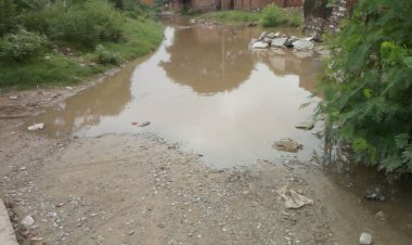 निर्माण कार्य के चलते डाले गए मलबे से हो रही ग्रामीणों को परेशानी