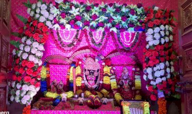 जन्माष्टमी पर मंदिर श्रीद्वारकाधीश में सजाई गई भव्य फूल बंगला झांकी