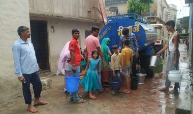 चार दिन से पेयजल सप्लाई बाधित, पानी का टैंकर मंगवाकर जलापूर्ति कर रहे ग्रामीण
