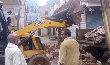 पानी की जर्जर प्याऊ को तुड़वाया, नगर पालिका कराएगी नया निर्माण