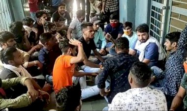 छात्रों ने 8 सूत्री मांगों को लेकर महाविद्यालय में जड़ा ताला