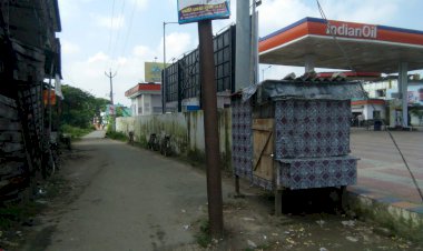 बीच सड़क में लगे विद्युत पोल हादसे को दे रहे न्यौता, जिम्मेदार बने मूकदर्शक