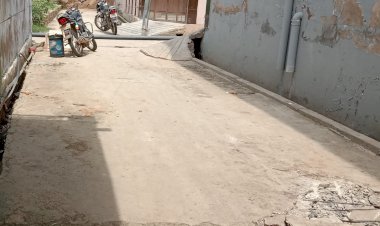 खैरथल में आवासीय कॉलोनी में सड़क के बीचो-बीच बने सेप्टिक टैंक को हटाने की मांग, शिकायत बाद भी नहीं हुई कोई कार्यवाही