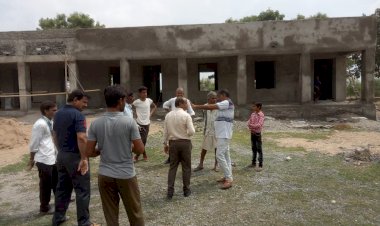 विद्यालय में कक्षा कक्षों के बनने से पहले ही छत में दरार, घटिया निर्माण से ग्रामीणों में रोष