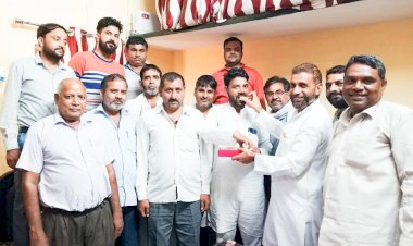 ट्रक यूनियन ने जिला परिषद सदस्य हसीन खान की जीत पर बांटी मिठाईया