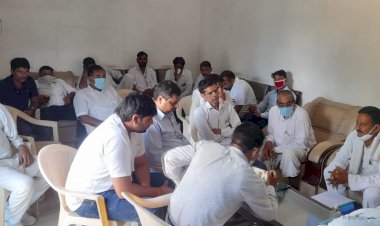 कांग्रेस कार्यकर्ताओं ने पलटवार करते हुए पूर्व भाजपा विधायक रामहेत यादव पर लगाए भ्रष्टाचारी के आरोप