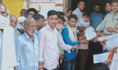 कनिष्ठ लिपिक का स्थानांतरण रुकवाने हेतु सौंपा ज्ञापन
