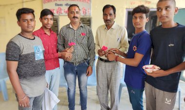 तिलक व पुष्प-गुच्छ से नेहरू युवा केन्द्र के युवाओं ने किया शिक्षकों का वंदन- अभिनंदन