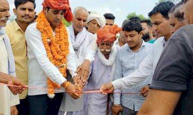 परतापुर गांव में क्रिकेट प्रतियोगिता का पूर्व छात्रसंघ अध्यक्ष ने फीता काटकर किया उद्धघाटन