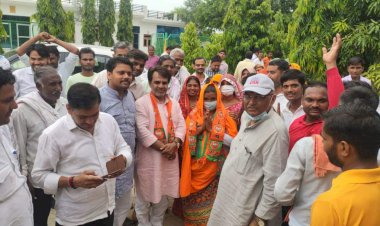 महुआ में बना भाजपा का बोर्ड, 5 मतों से विजयी होकर गीता गुर्जर बनी प्रधान