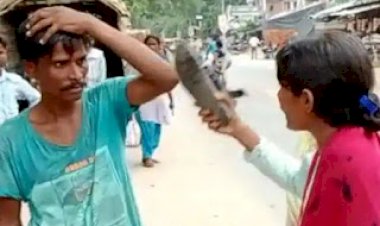 मनचले लड़के ने की युवती से छेड़छाड़ फिर बीच सड़क पर हुई चप्पलों से पिटाई