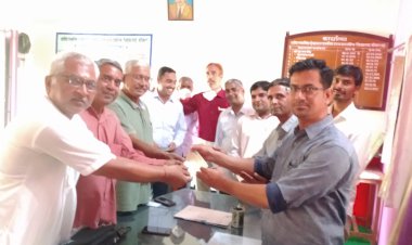 चंवरा के राजकीय विद्यालय में विकास हेतु सेवानिवृत्त प्रधानाध्यापक जगमोहन शर्मा ने दिया 2100 रूपये का चेक